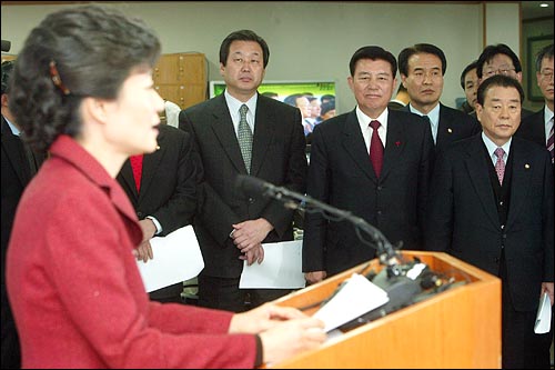 박근혜 대표의 신년 기자회견에 김덕룡 원내대표와 김무성 사무총장등 의원들이 배석해 있다. 